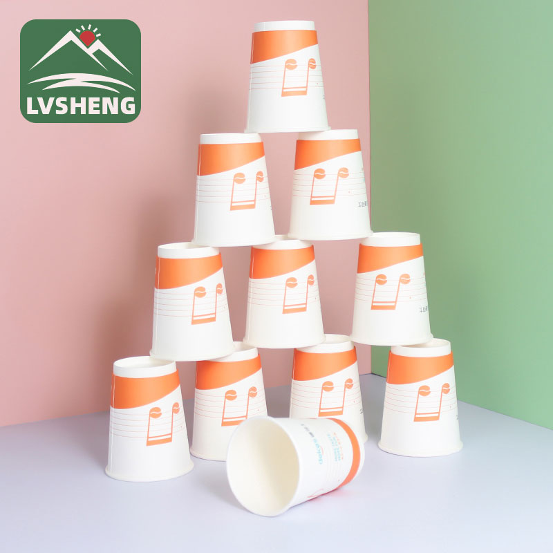 Tasse en papier isolée à l'isolation chaude jetable