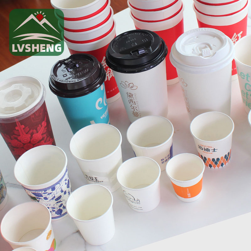 De petites tasses jetables écoliées